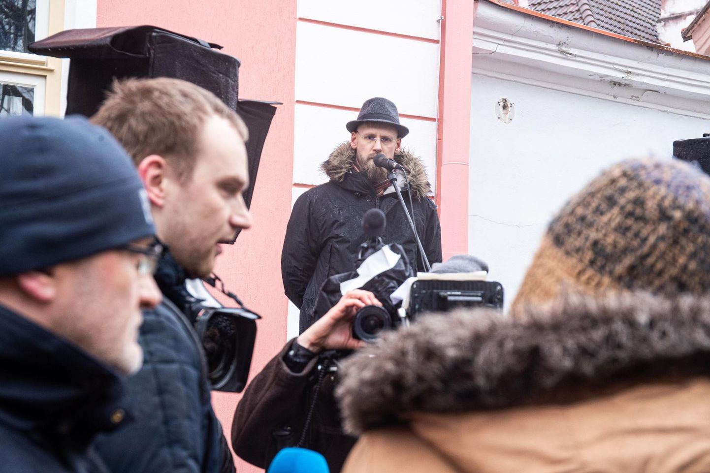 Varro Vooglaiu korraldatud valitsusvastane meeleavaldus Stenbocki maja ees veebruari keskpaigas. Esiplaanil Sander Punamäe Postimehe mikrofoniga, laval seisab Varro Vooglaid.