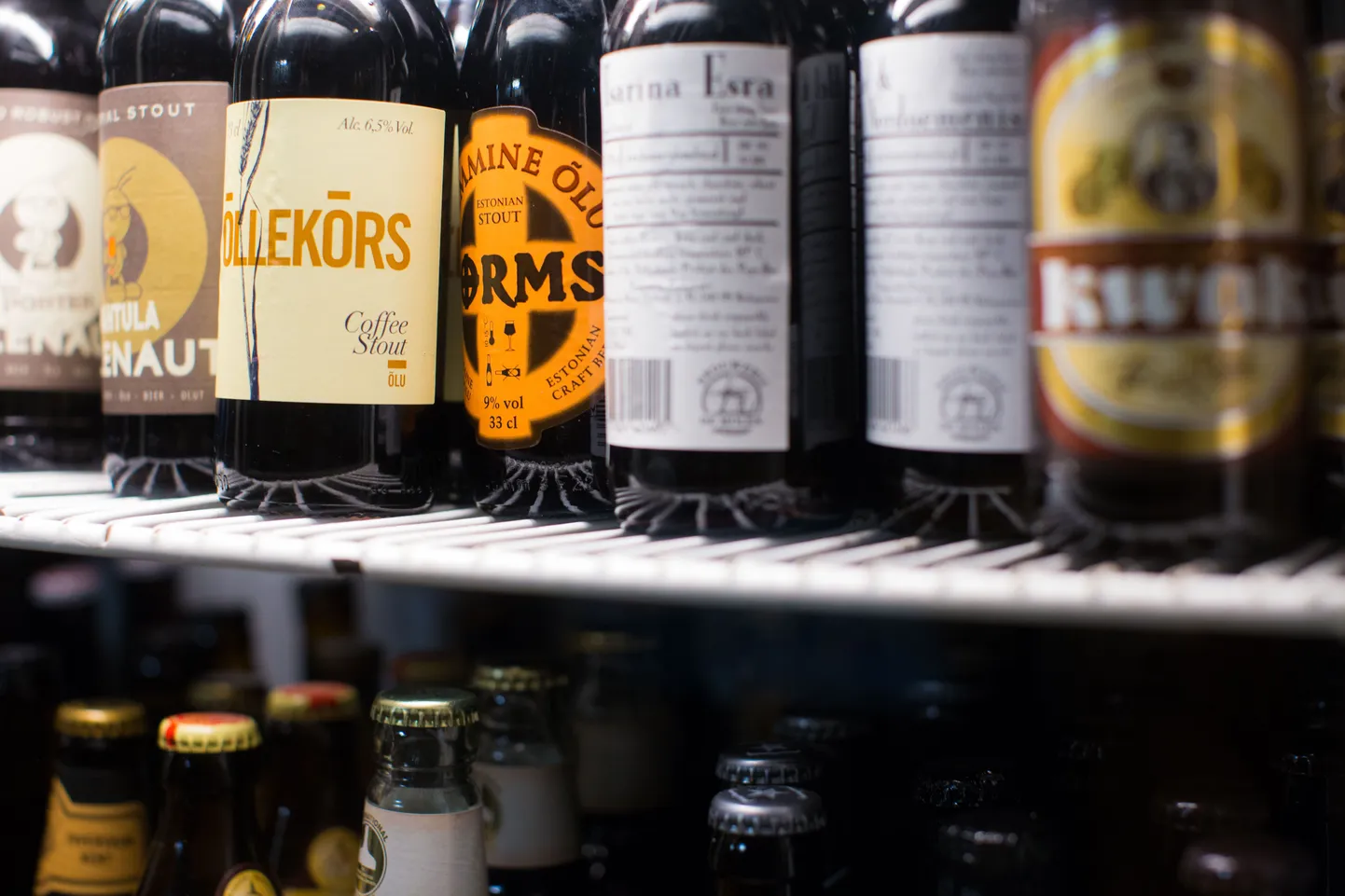 Uue alkoholiseaduse jõustudes peaksid 2018. aastast alates ka lahjemad alkohoolsed joogid minema külapoodides müüja selja taha.