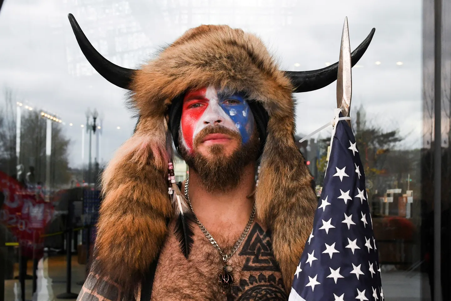 Jacob Chansley, keda tuntakse ka kui Jake Angeli, 6. jaanuaril 2021 Washingtonis Kapitooliumi mässus. Talle määrati selle eest vanglakaristus, millest ta osa ära kandis. USA 47. presidendiks saanud Donald Trump andis nüüd talle armu