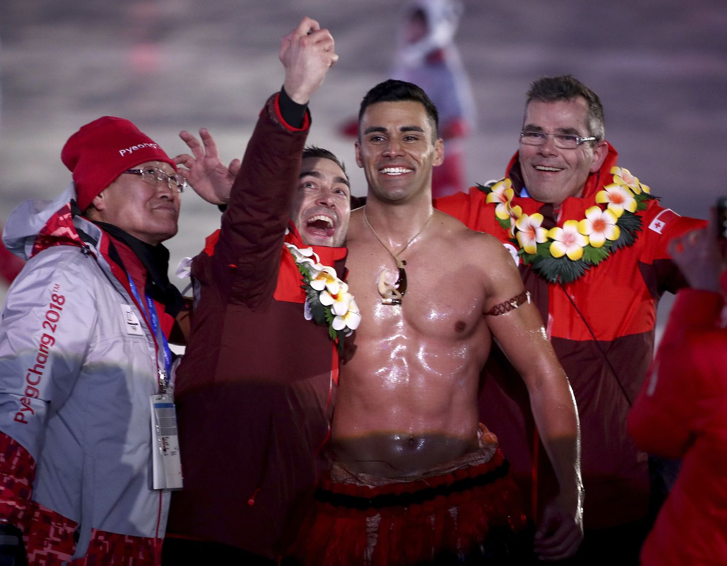 Tonga olümpiasportlane, Rio de Janeiro avatseremoonial õlitatud palja ülakehaga maailmakuulsaks saanud Pita Taufatofua kordas sama ka Pyeongchangis, kus ta on stardis murdmaasuusatajana.