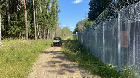 Rekordilise rändesurvega kimpus Läti piirikaitsjad jäid smugeldajate püstolitoru ette
