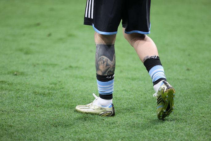 Звезда Арсенала показал свои новые тату, по которым можно писать его биографию