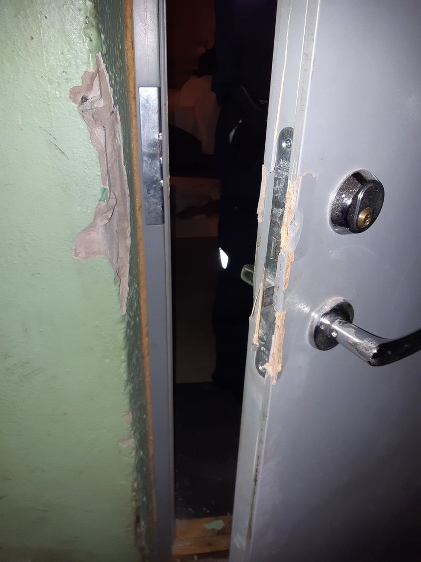 Kukkunud mehe abistamiseks tuli uks kangiga maha murda. Foto on illustratiivne.