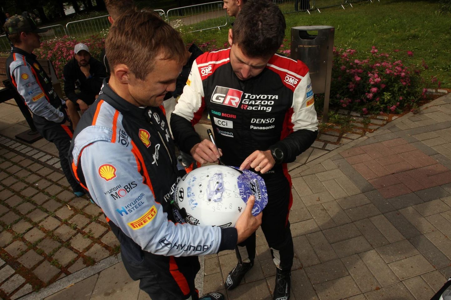 Rally Estonial teiseks tulnud Elfyn Evansi kaardilugeja Scott Martin (paremal) annab Martin Järveoja kiivrile autogrammi.