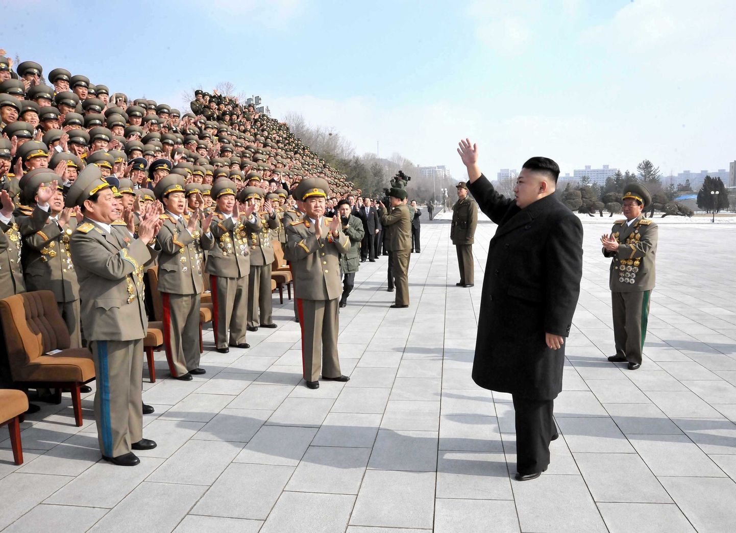 Põhja-korea liider Kim Jong-un sõjaväelaste ees.