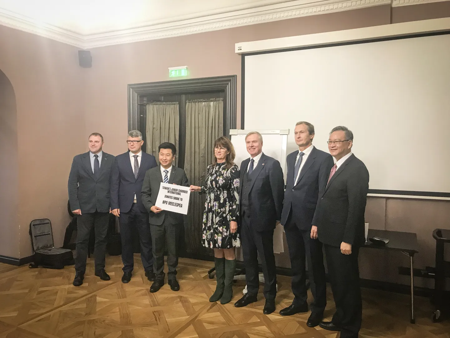 SUUR TOETUS: Taivanlastelt võttis toetuse vastu Meelespea üks juhtidest Aive Laanemets. Pildil koos annetajatega ka toetusrühma liikmed Madis Milling, Mihhail Korb, Kalle Laanet ja Jüri Jaanson.
