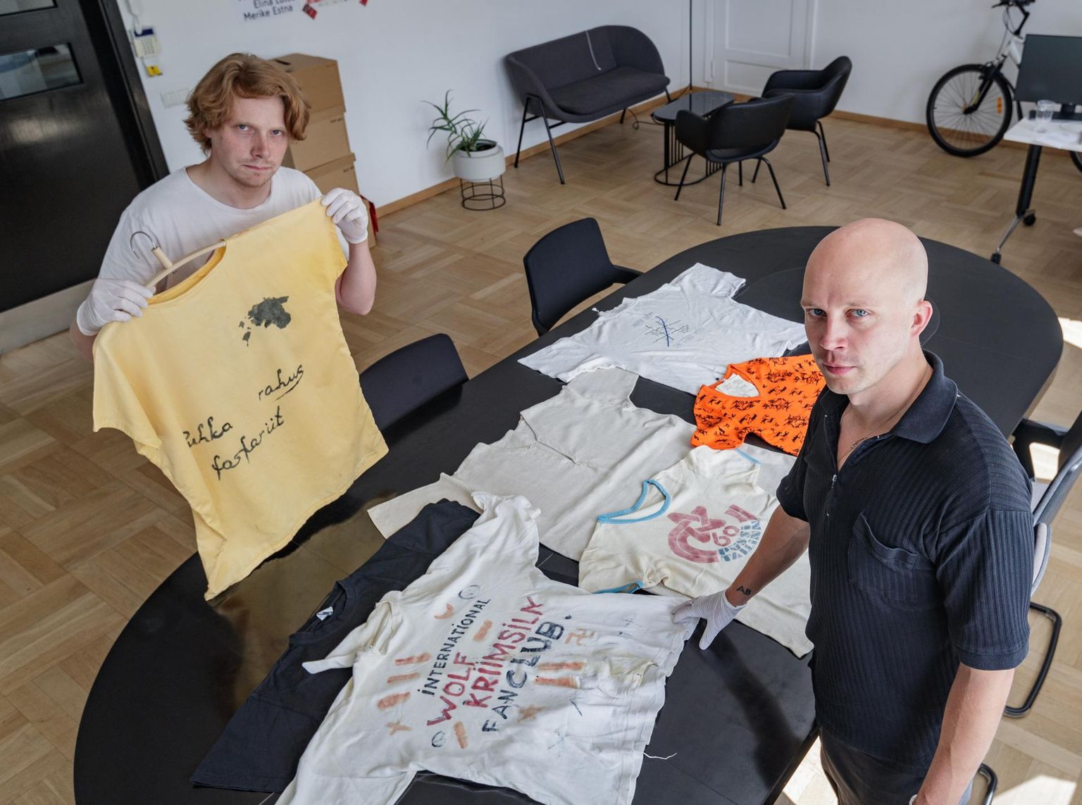 Kunstihoone galeriis avatava T-särkide näituse «Sada särki seljas» kuraatorid Siim Preiman (vasakul) ja Sten Tulve-Ojavee. Preimanil on käes fosforiidivastane särk aastast 1987.  FOTOd: Mihkel Maripuu