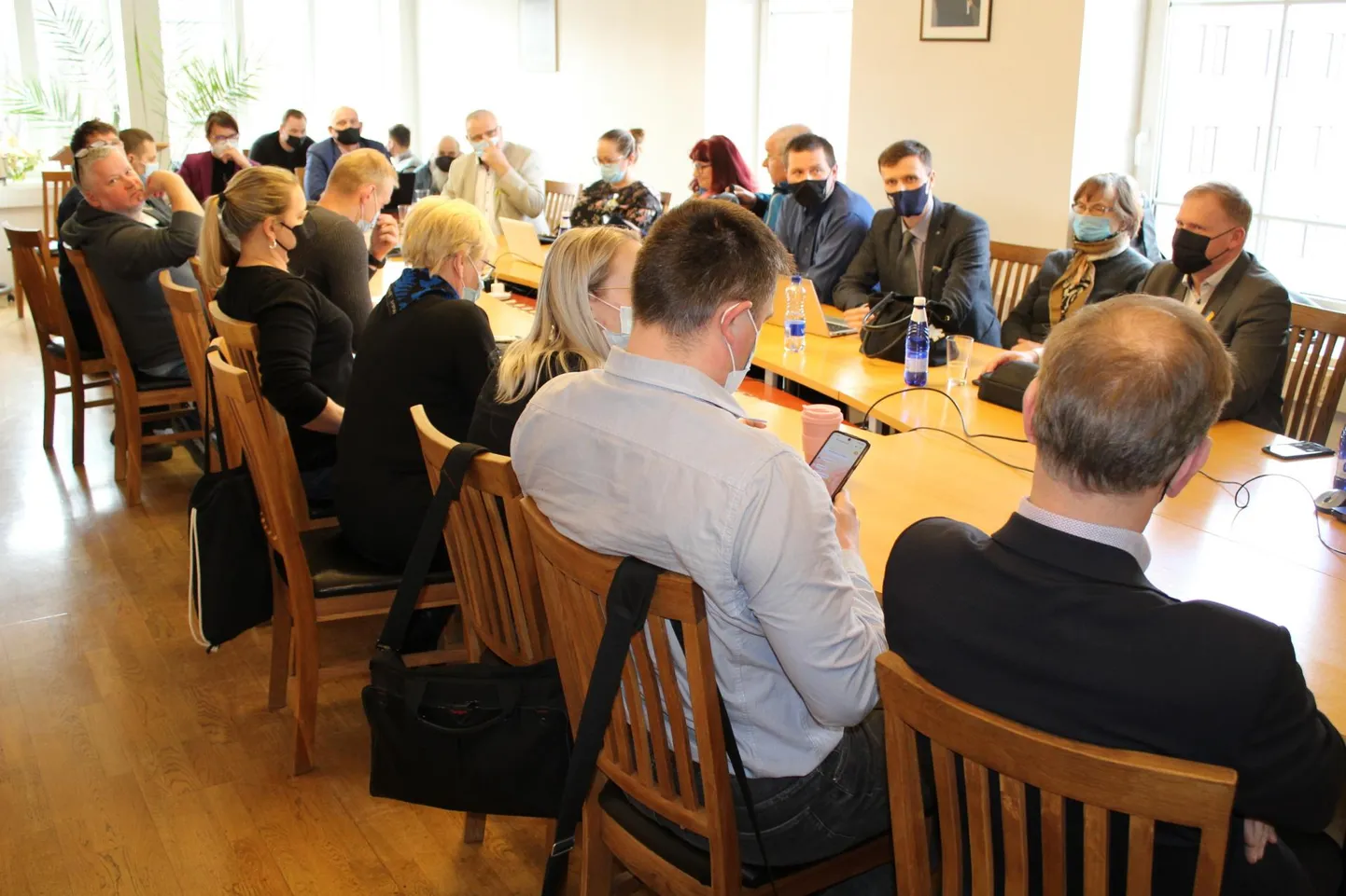 Volikogu istungi algusminutid. Opositsiooni liikmed on veel kohal.