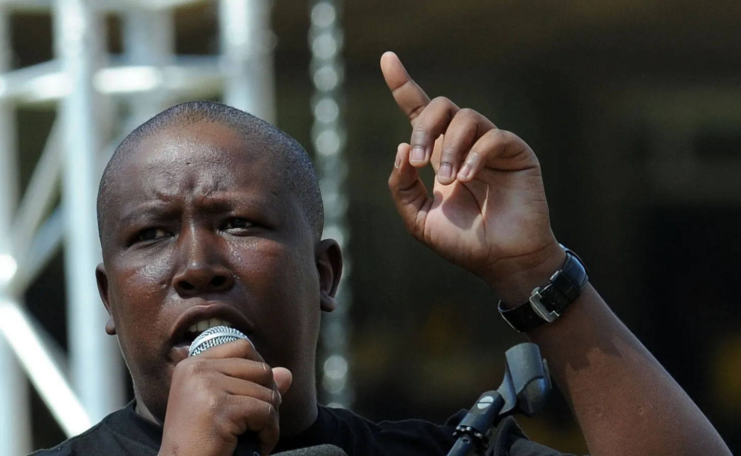 Aafrika Rahvuskongressi skandaalne noorteliider Julius Malema kihutuskõnet pidamas.