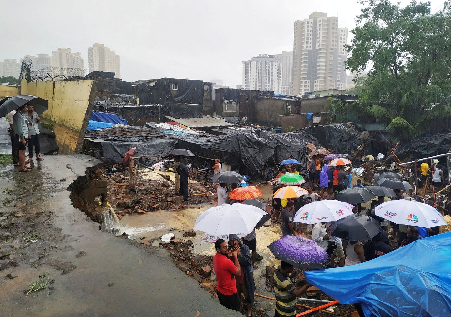 Mumbai linnas varises paduvihma tõttu kokku kivimüür.