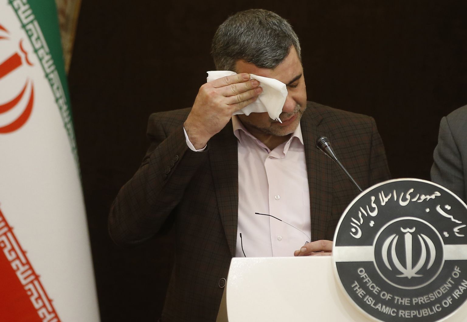 Terviseministri asetäitja Iraj Harirchi pühib ülekande ajal laubalt palavikuhigi.