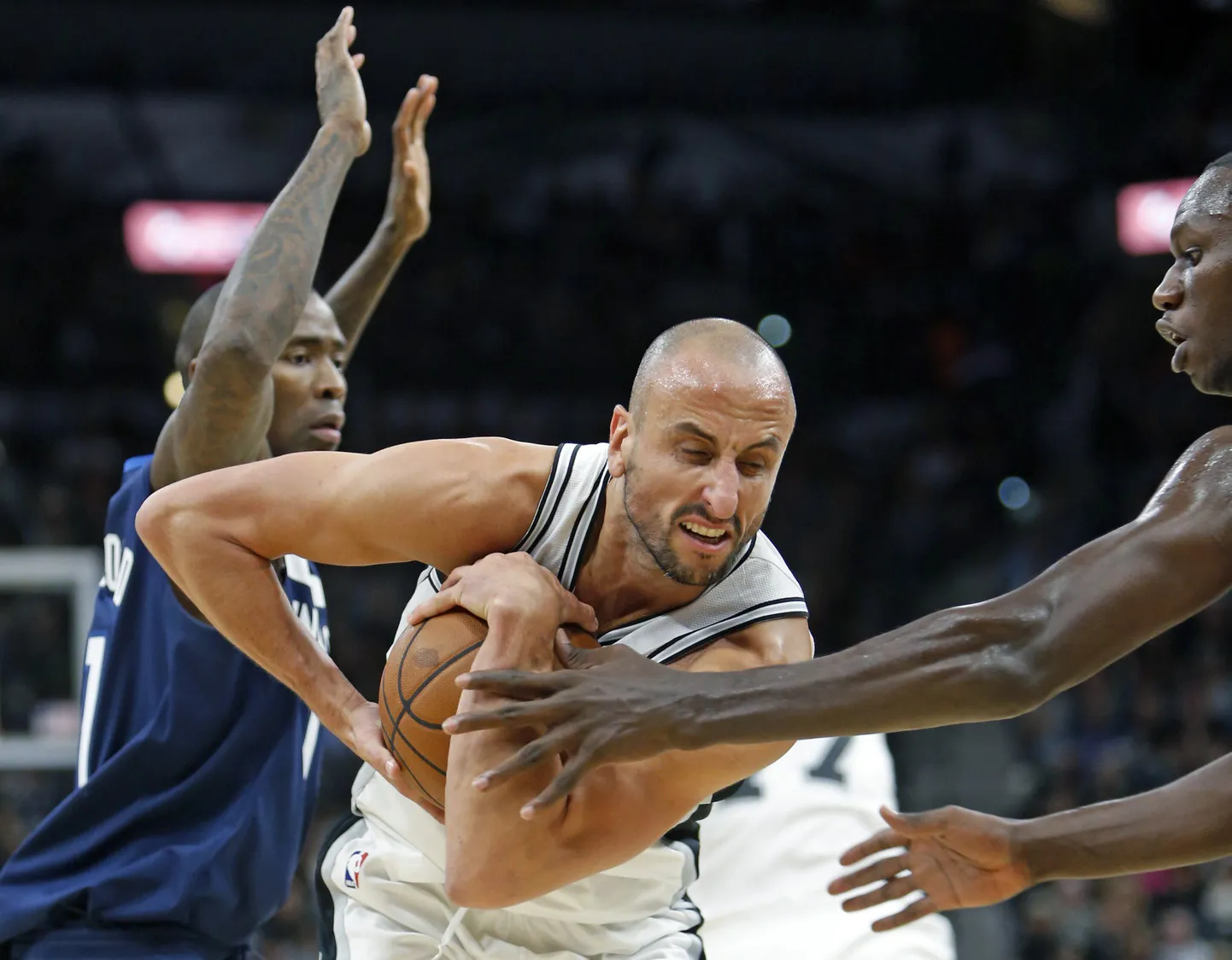 Manu Ginobili viskas möödunud ööl Raptorsi vastu 9 punkti.
