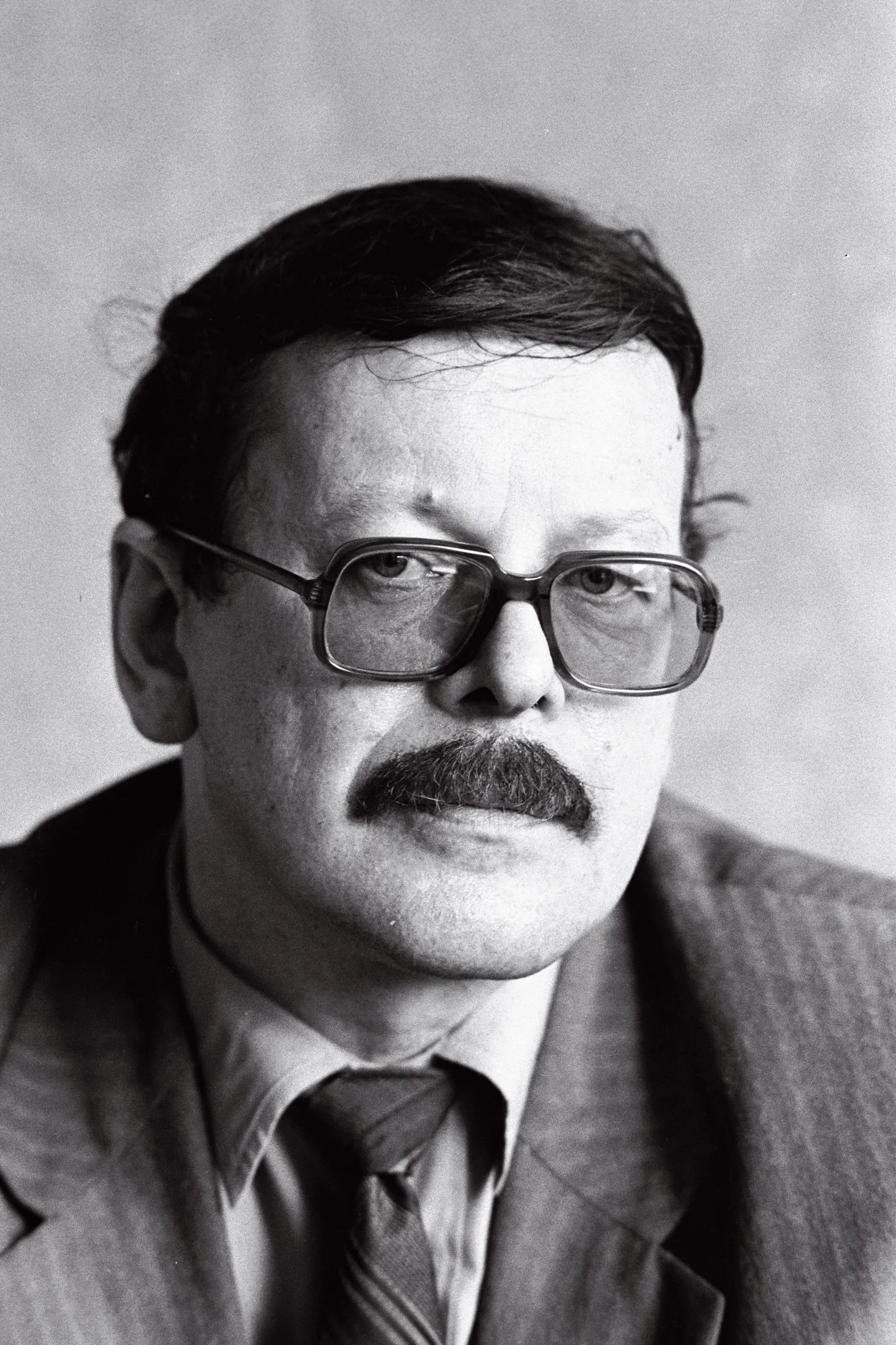 Ilmar Rattus töötas Edasi toimetuse juhina aastatel 1976–1983, misjärel suundus ta toimetama kultuurilehte Sirp ja Vasar. Pilt on tehtud aastal, mil ta vahetas töökohta.