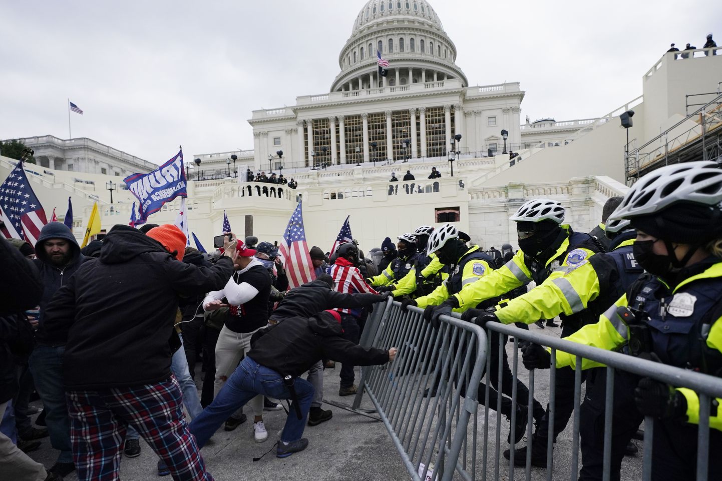 USA presidendi Donald Trumpi toetajad ründasid 6. jaanuaril 2021 Washingtonis asuvat Kapitooliumit. USA võimud on esitanud ründajatele süüdistuse vägivallas ja politseinike ründamises.