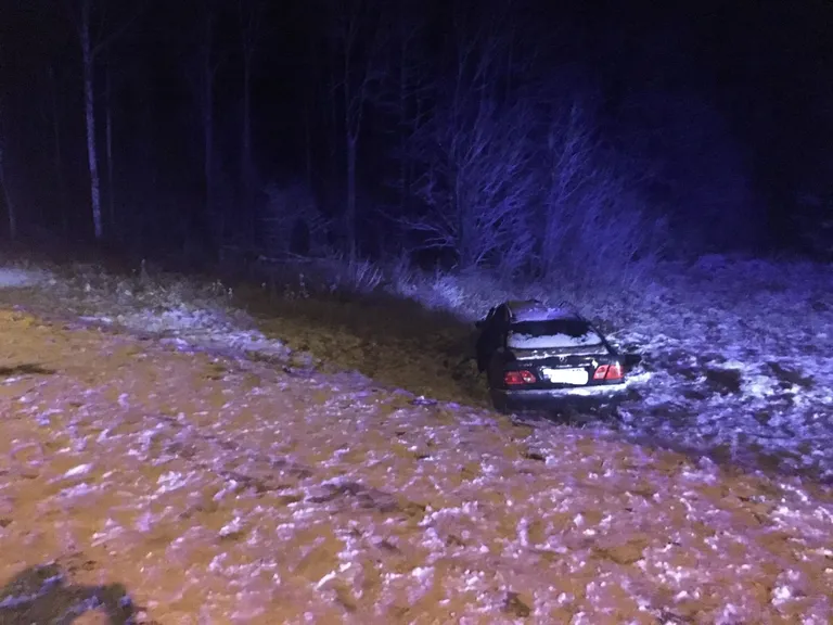 Täna veidi enne kell 22 hukkus Põhja-Pärnumaa vallas Tallinna-Pärnu-Ikla maantee 101. kilomeetril juhtunud veoki ja sõiduauto Mercedes kokkupõrkes kaks inimest.