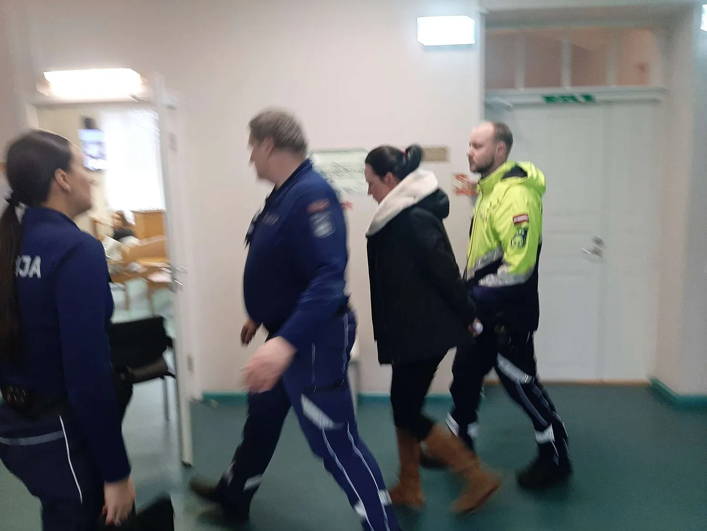 Обвиняемых ведут на заседание суда