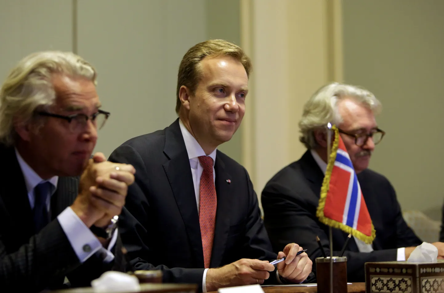 Norra välisminister Børge Brende (keskel)