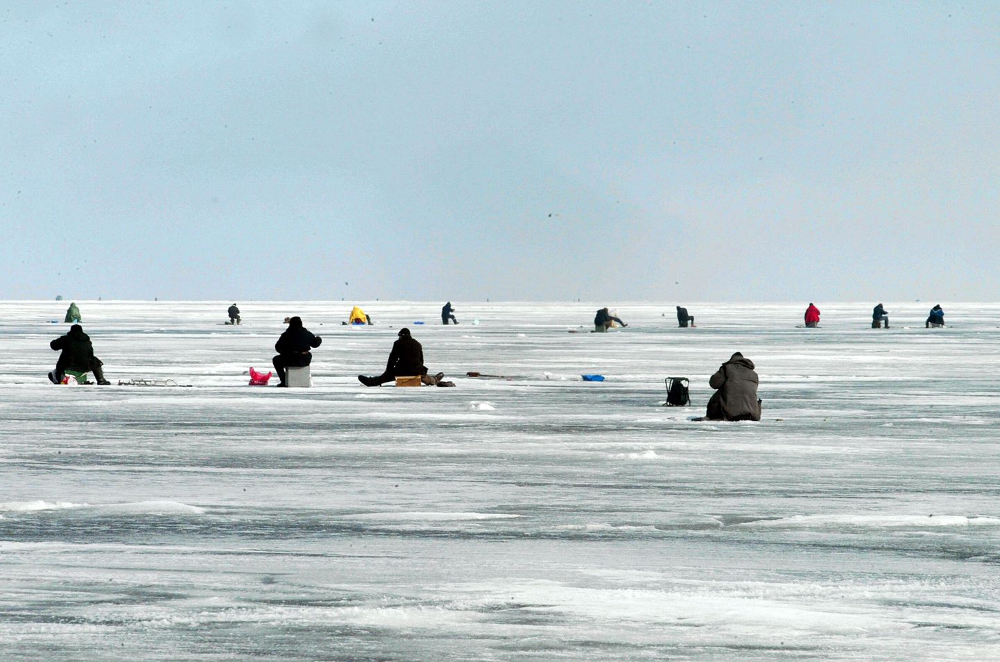 Рыбаки на Чудском озере. Иллюстративное фото.