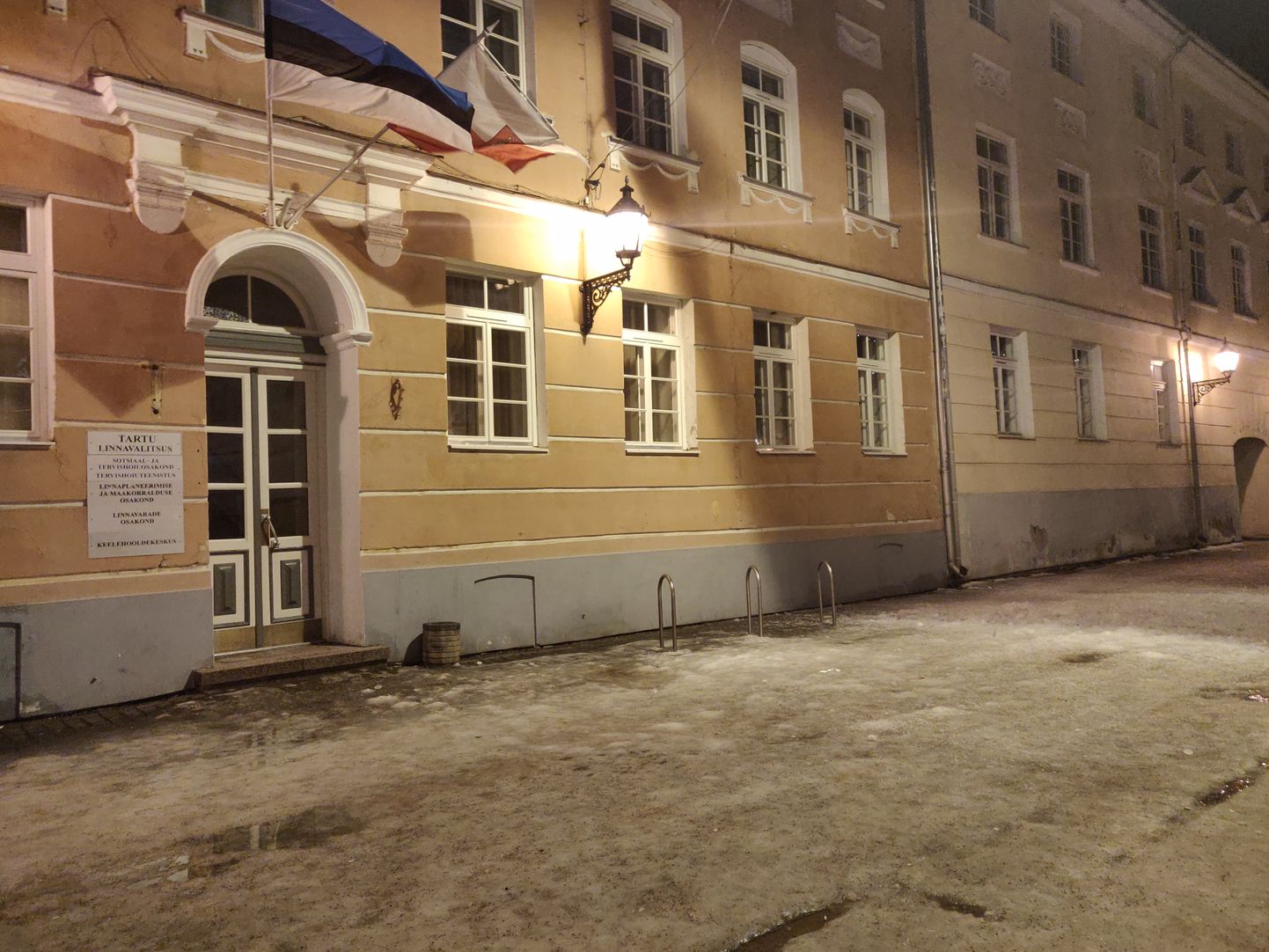 Читатель сообщил, что на Мунга 3 около здания тартуской горуправы с крыши упала масса из снега и льда.