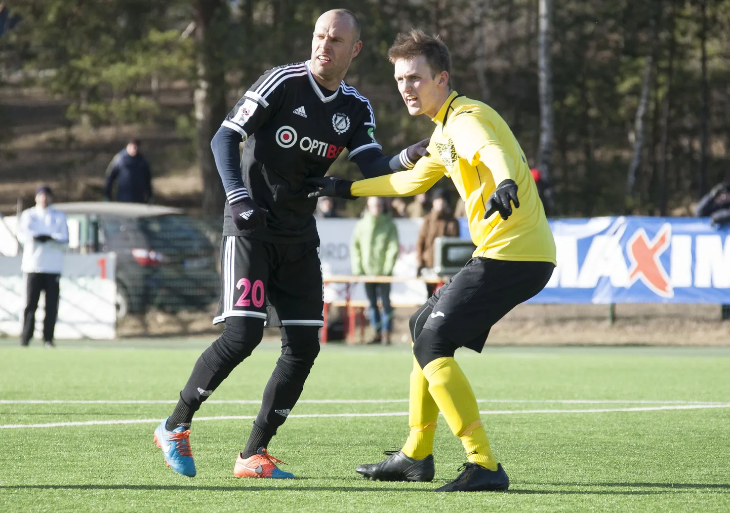 Joel Lindpere (vasakul) Nõmme Kalju särgis.