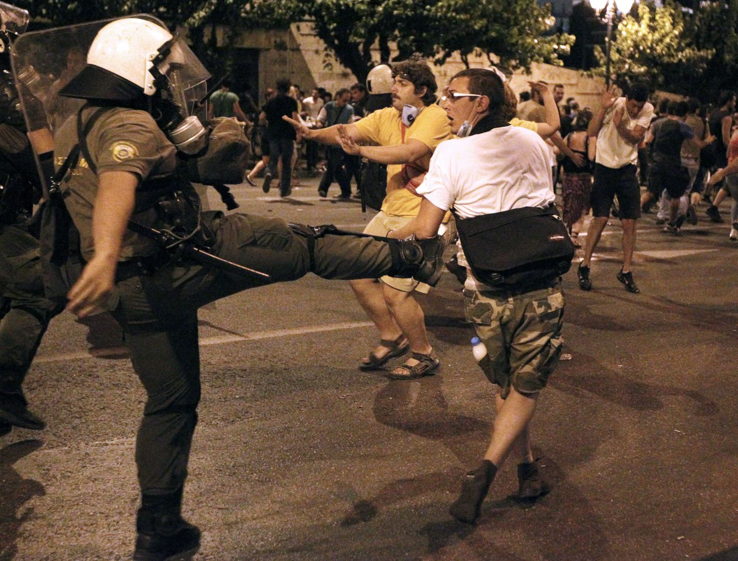 Kasinusmeetmete vastane meeleavaldus Ateenas parlamendihoone ees.