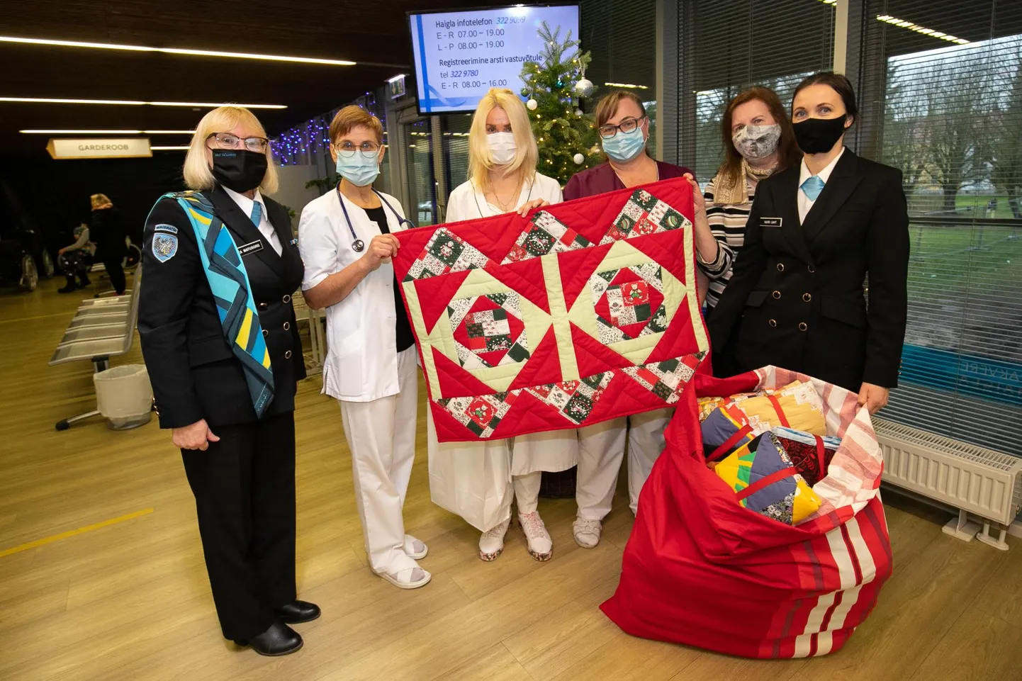 Naiskodukaitse Viru ringkonna naised andsid täna Rakvere haigla sünnitusosakonnale üle oma jõulukingi: hoole ja armastusega õmmeldud 24 lapitekki.