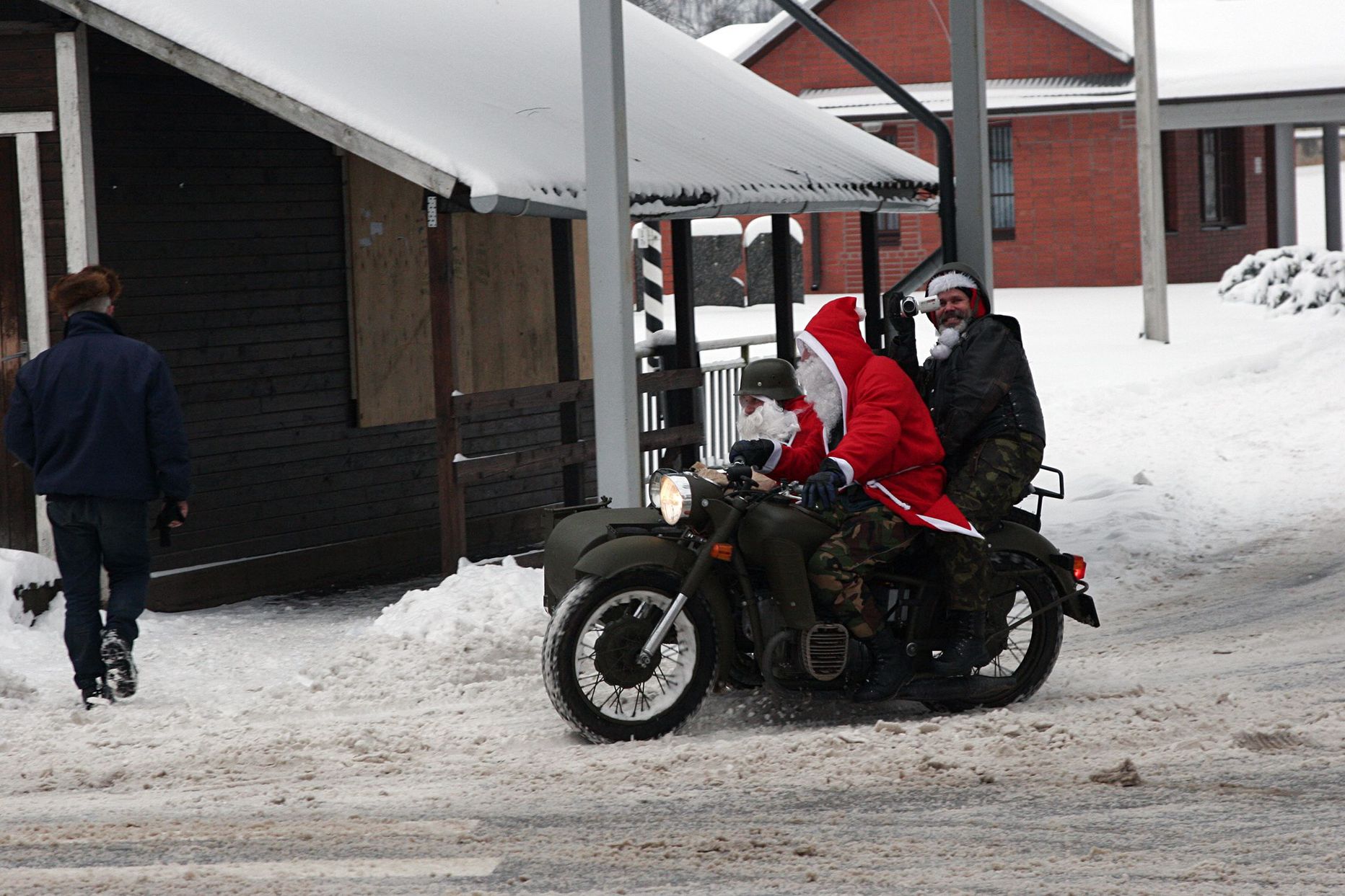 Jõuluvanad sõitsid mootorrattaga Valga linnas