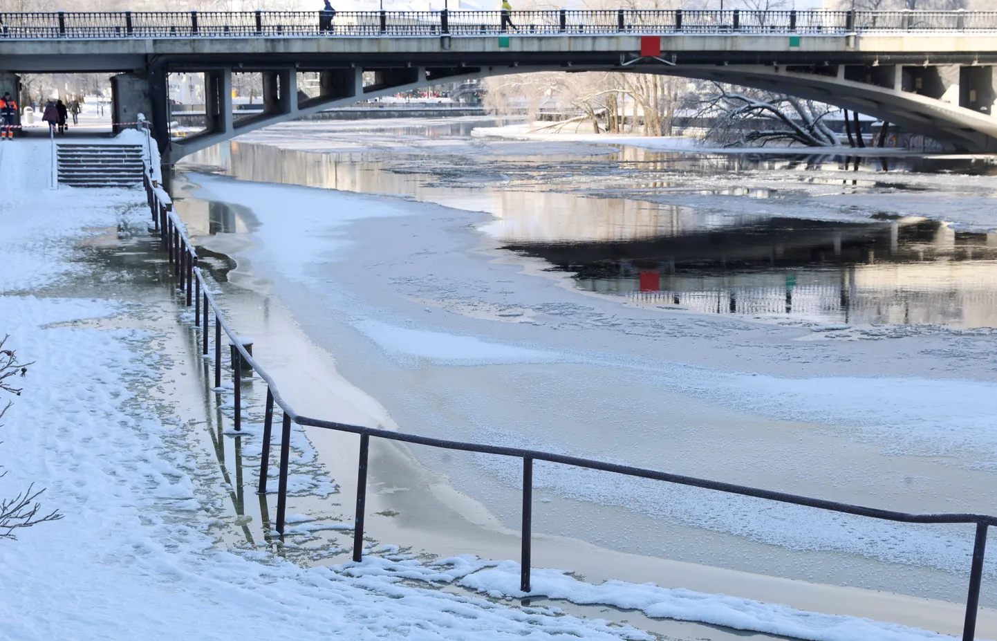 Tartus Rahu silla juures soovisid kaks noormeest talisuplust teha, ent päästjad jõudsid nad enne jäält ära kutsuda. Foto on illustreeriv.