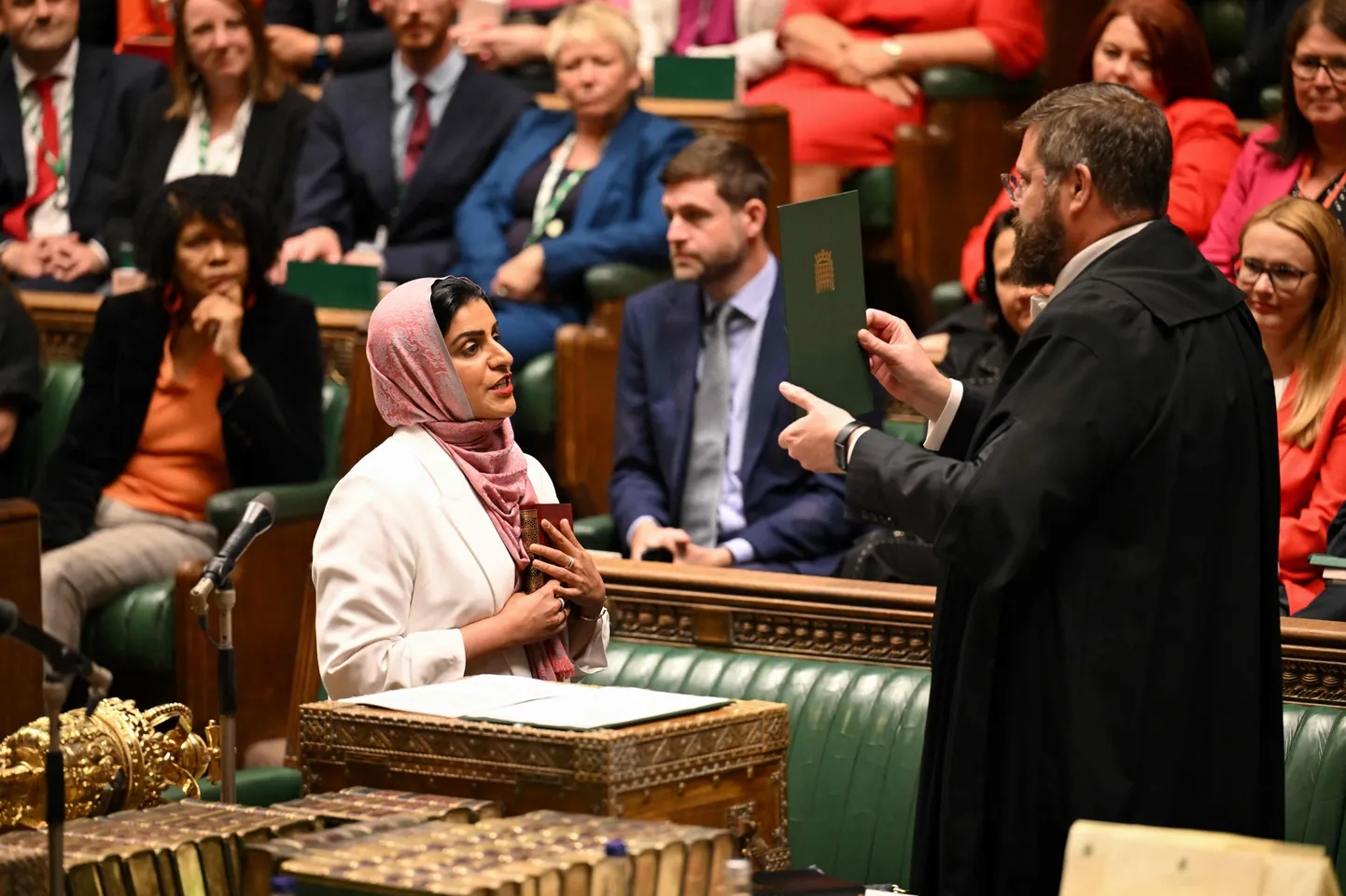 Briti parlamendi alamkoja fotol annab Tööpartei vastne justiitsminister Shabana Mahmood ametivannet.