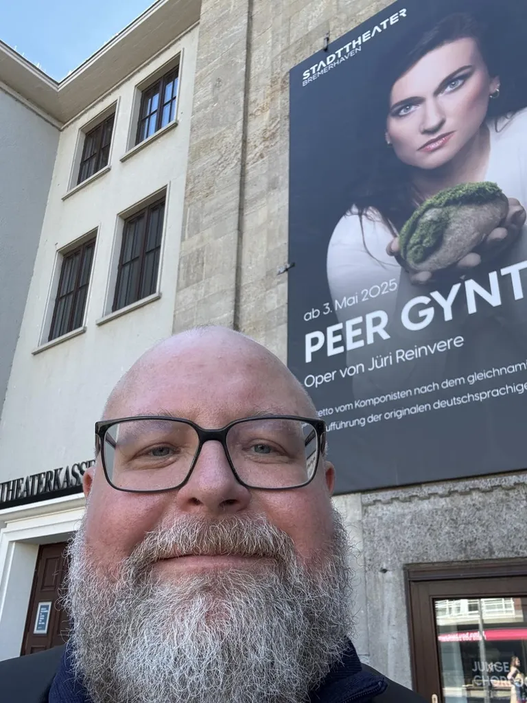 Jüri Reinvere saabub Brevenhavenisse ja kohtub oma ooperi «Peer Gynt» plakatiga.