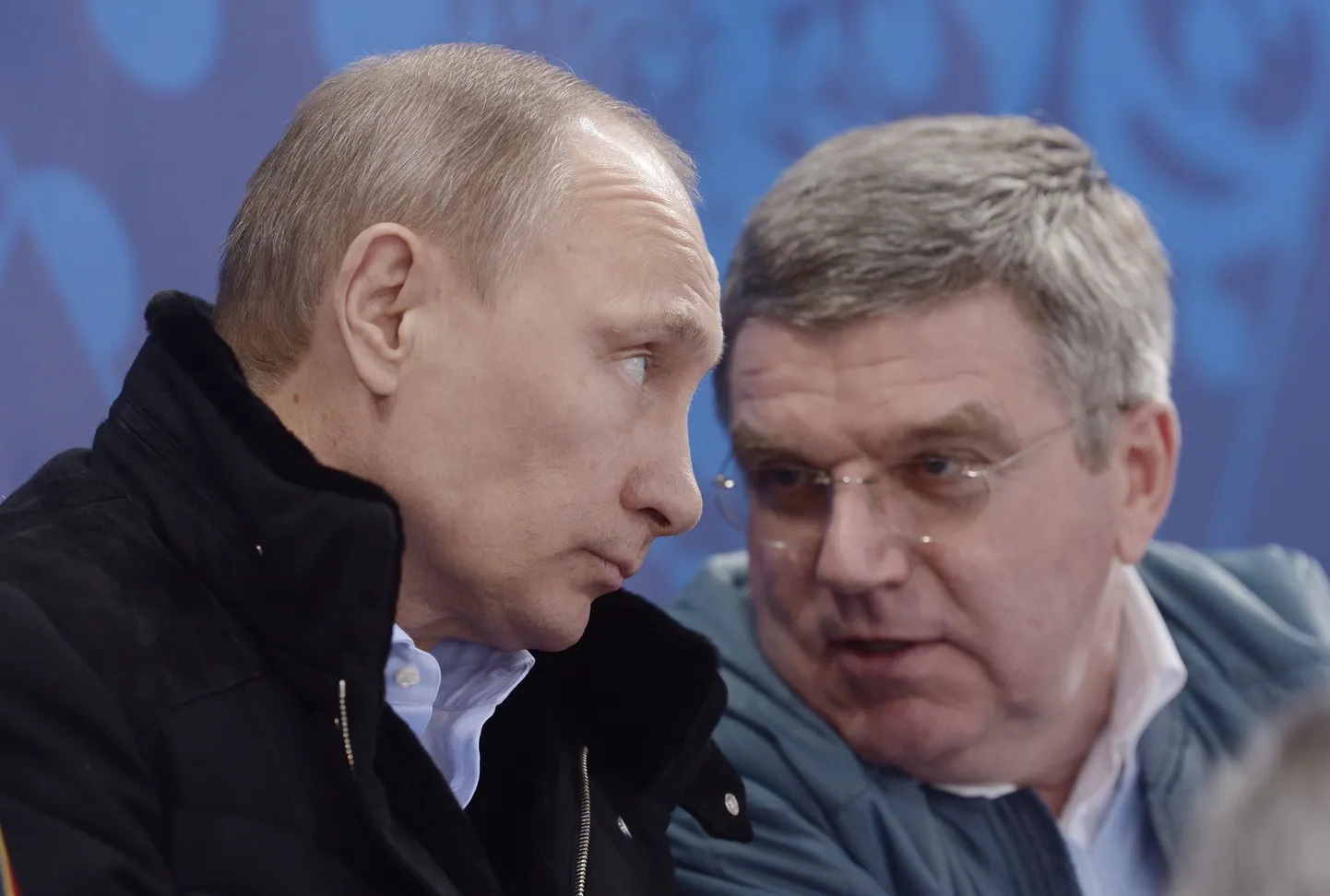 ROKi president Thomas Bach (paremal) koos Venema presidendi Vladimir Putiniga Sotšis.