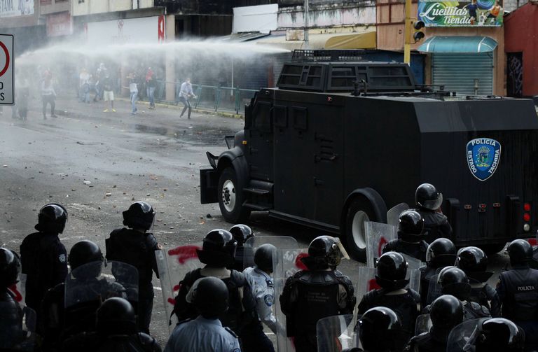 Venezuela märulipolitsei kasutab protestijate vastu veekahureid