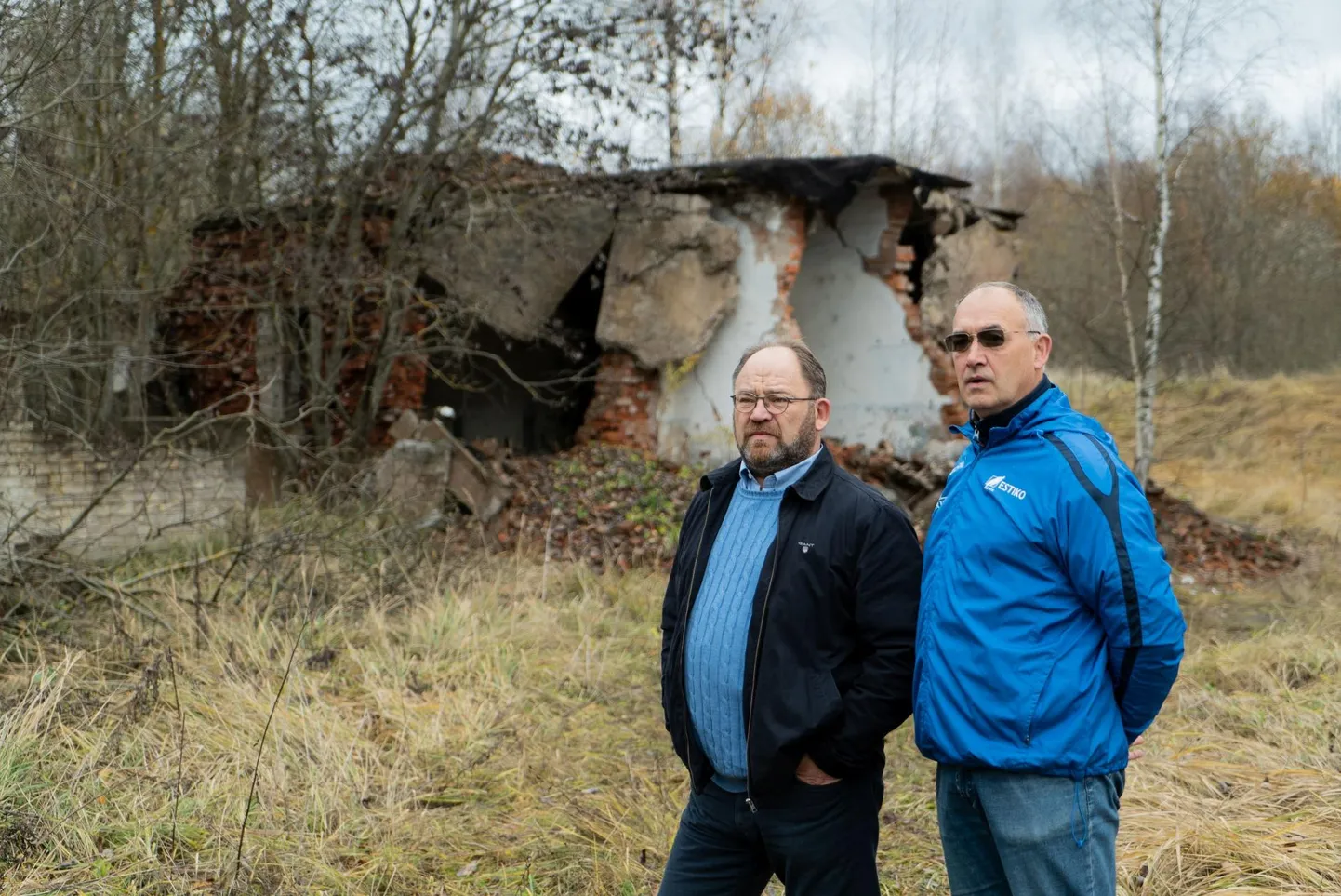 Estiko Grupi omanik Neinar Seli (vasakul) ja Estiko juhataja Ain Tammvere tegid eile keskpäeval Raadi vanale lennuväljale kavandatava päiksepargi maadel varemete ja võsa vahel väikse ringkäigu. Seli ja Tammvere, et oksjonil parima pakkumise teinud Estikol on tõsine huvi Eesti suurima päikesepargi rajamise vastu.