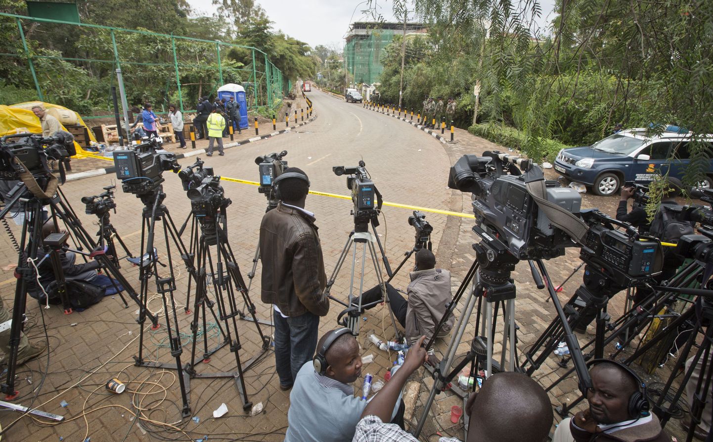 Kenya politseinikud on saatnud kohaliku ja välismeedia esindajad Westgate'i ostukeskusest ohutusse kaugusesse.