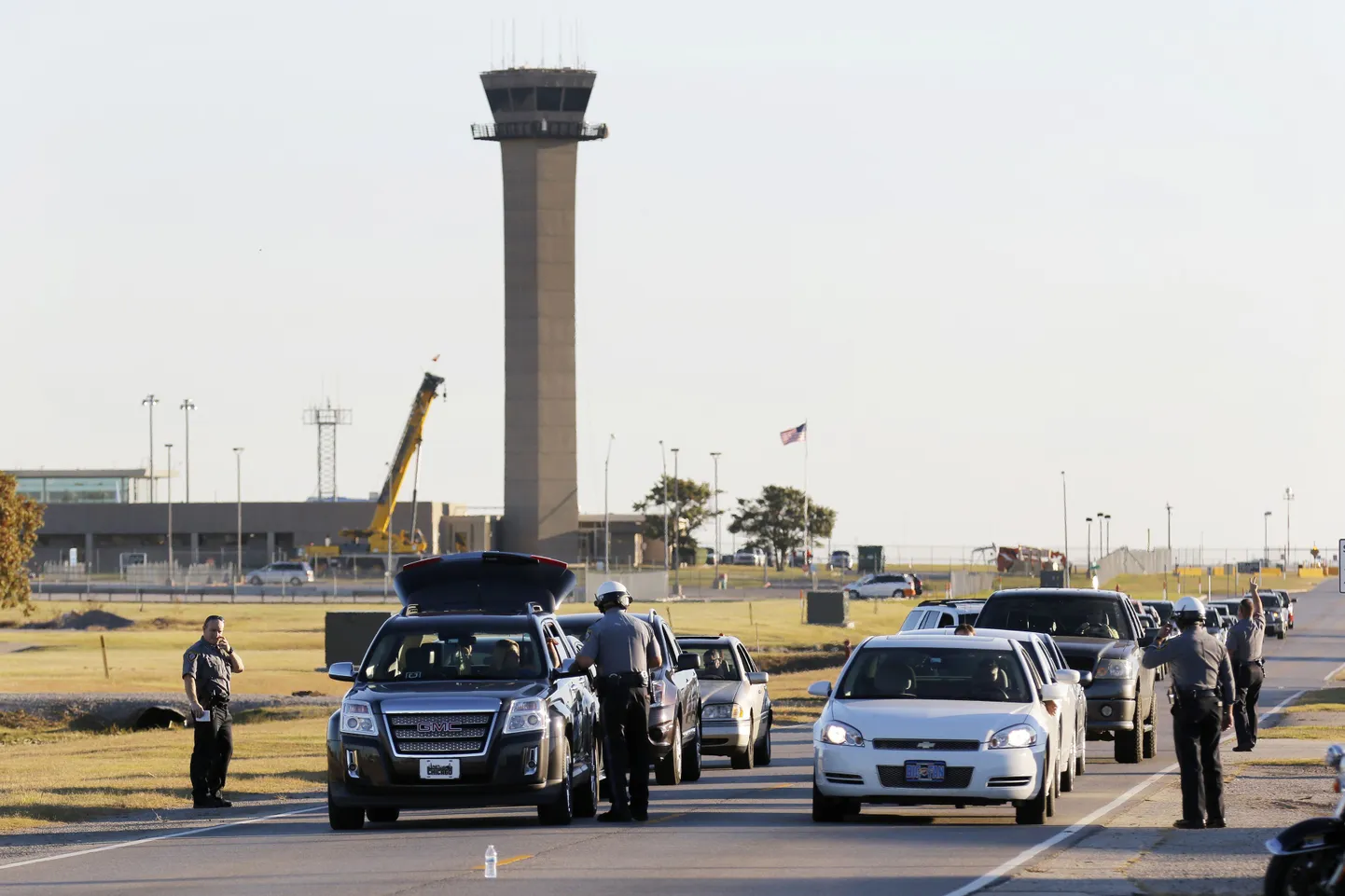 Полицейские проверяют выезжающие из аэропорта автомобили.