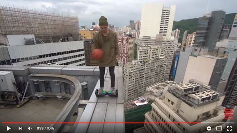 Шокирующее видео: руфер снял опасный тест-драйв гироскутера на краю небоскреба