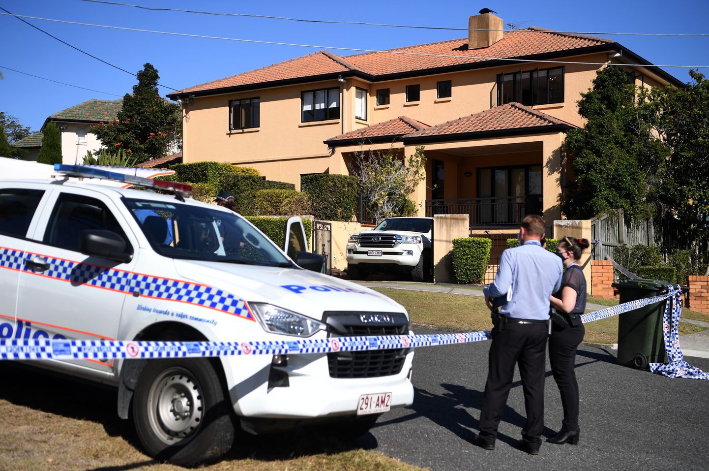Politsei Brisbanes, Coorparoo piirkonnas perekond Kefu kodu juures.