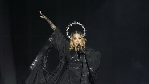 PALJASTAVAD FOTOD ⟩ Madonna viskas särgi seljast