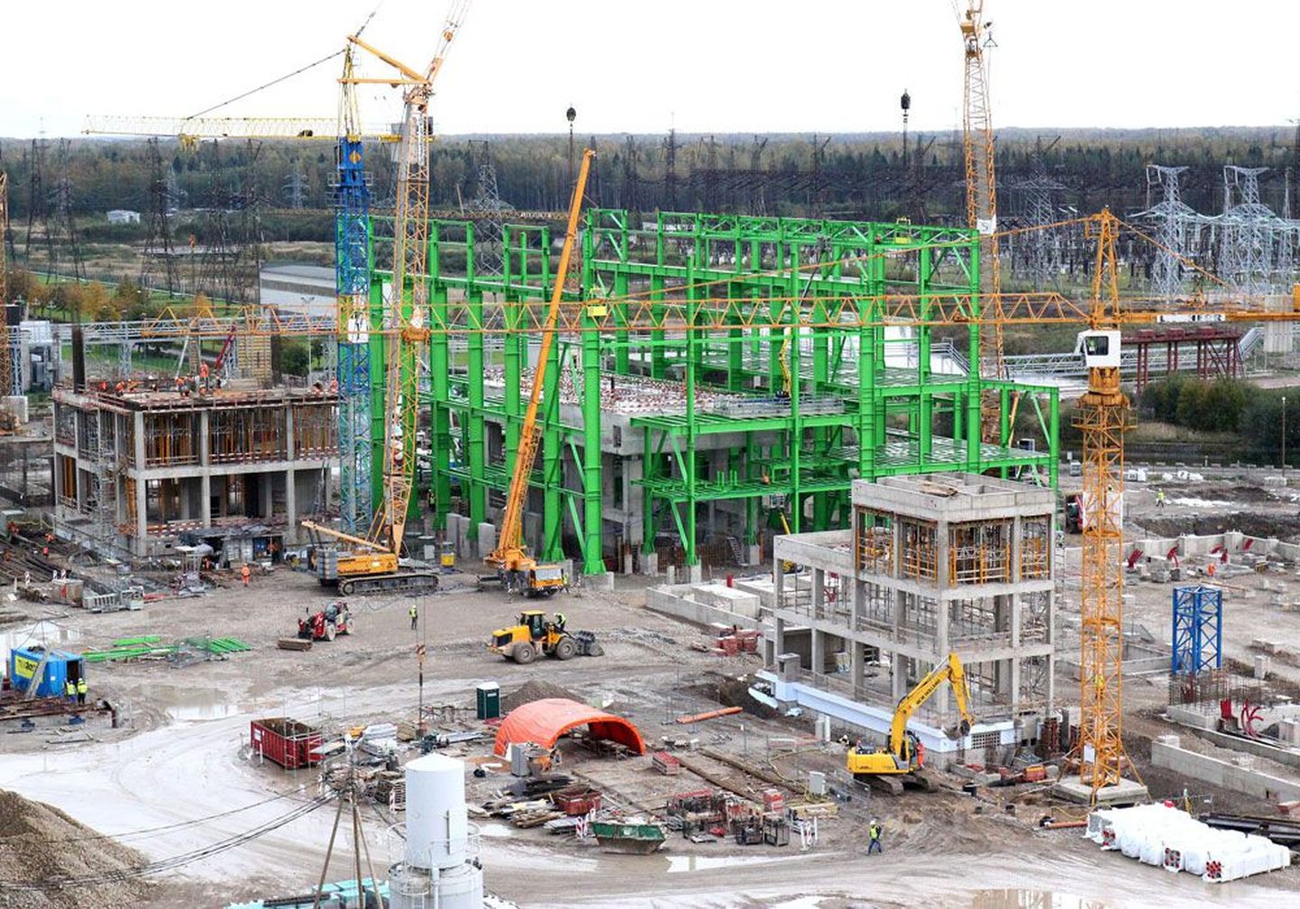 Так выглядит сейчас строящийся новый блок Нарвских электростанций, который планируют сдать в эксплуатацию в 2015 году. Политики спорят, нужно ли было вообще его строить.