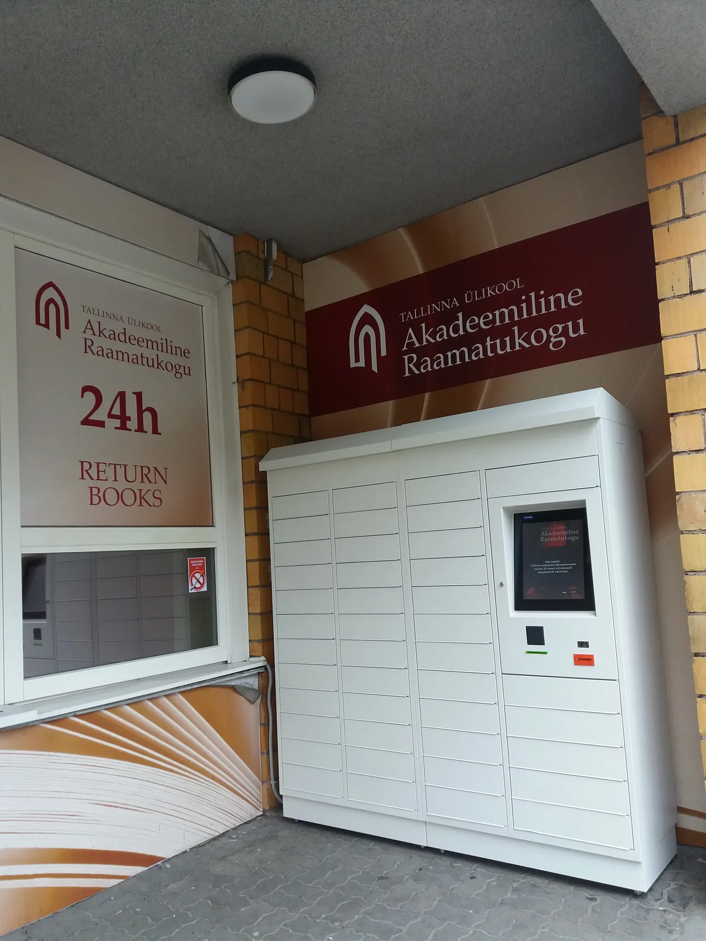 Tallinna Ülikooli Akadeemilise Raamatukogu raamatute laenutuskapp "Raamatutark" on avatud ööpäevaringselt.