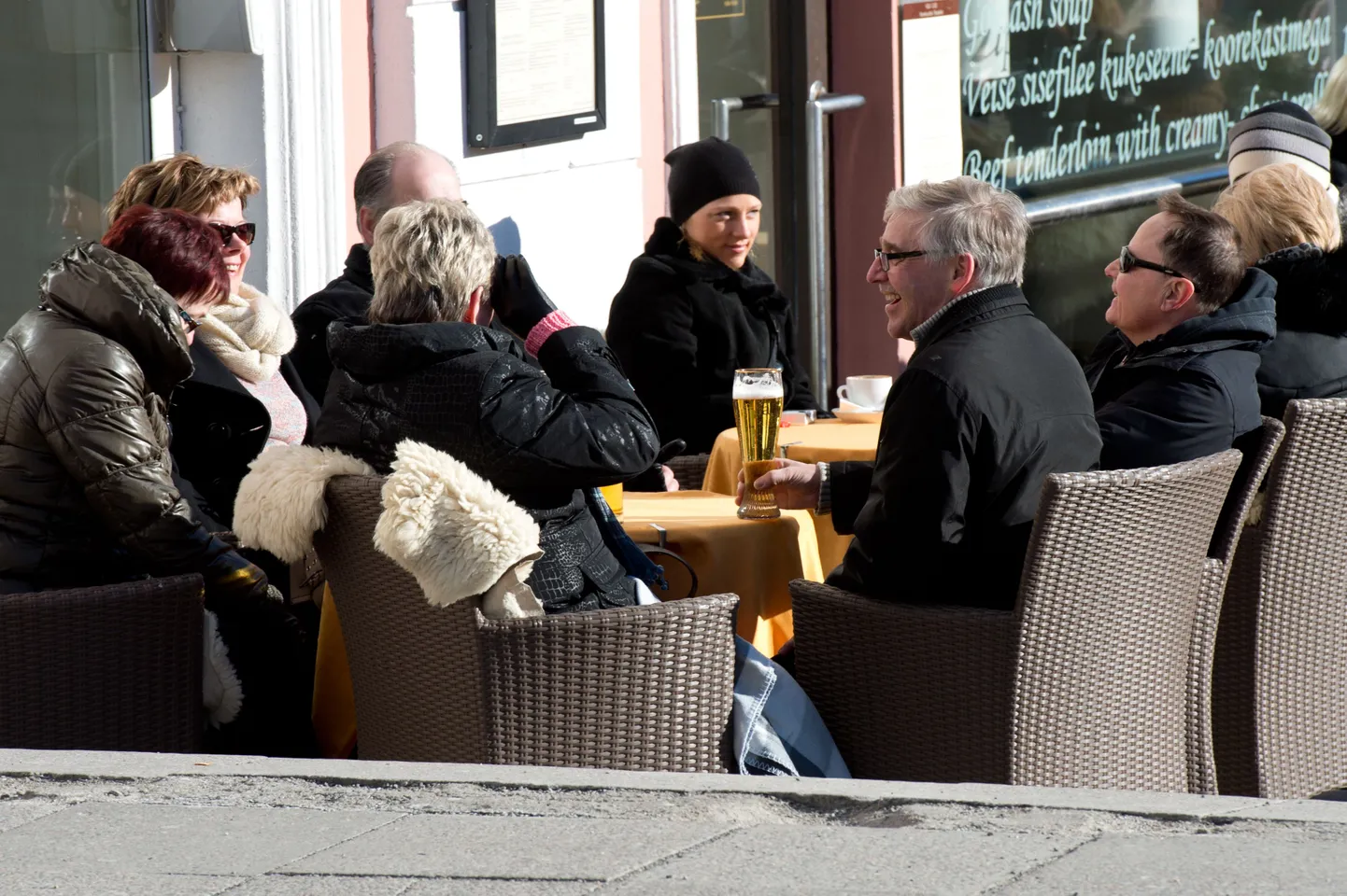 Turistid Raekoja platsi välikohvikutes.