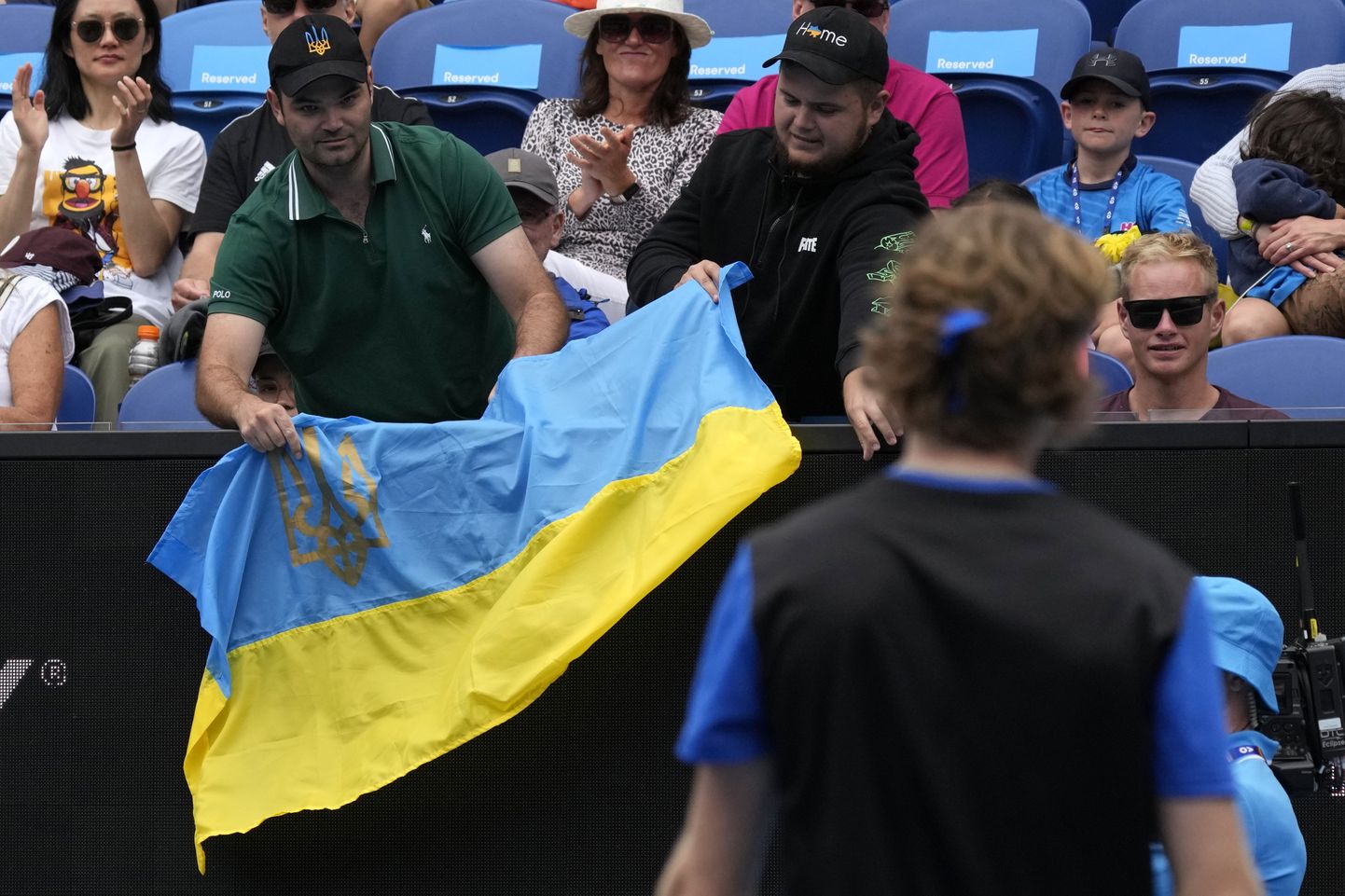 Fännid näitavad venelasele Andrei Rubljovile aasta esimesel suure slämmi turniiril Ukraina lippu.