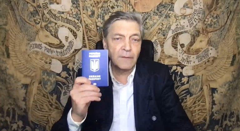 Александр Невзоров показывает паспорт гражданина Украины во время интервью Rus.Postimees.