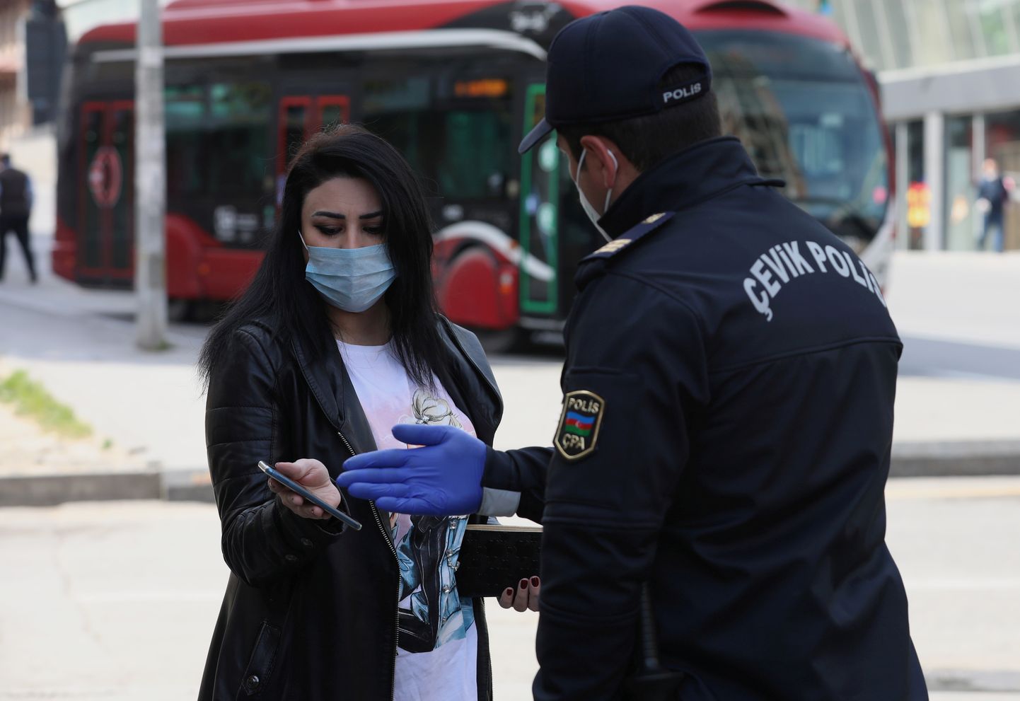 Policists Baku pārbauda, vai sievietei īsziņā ir dota atļauja iziet ārpus mājas