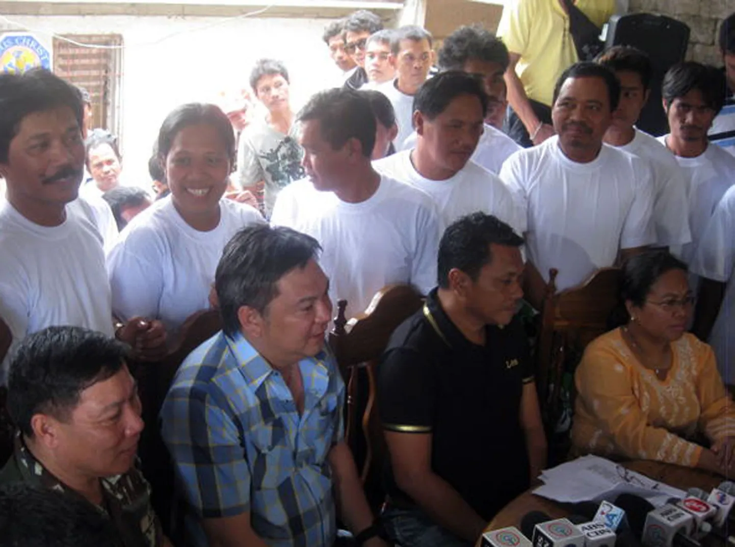 Filipiinidel vabastatud pantvangid (valges) ja läbirääkimiste eestvedajad.