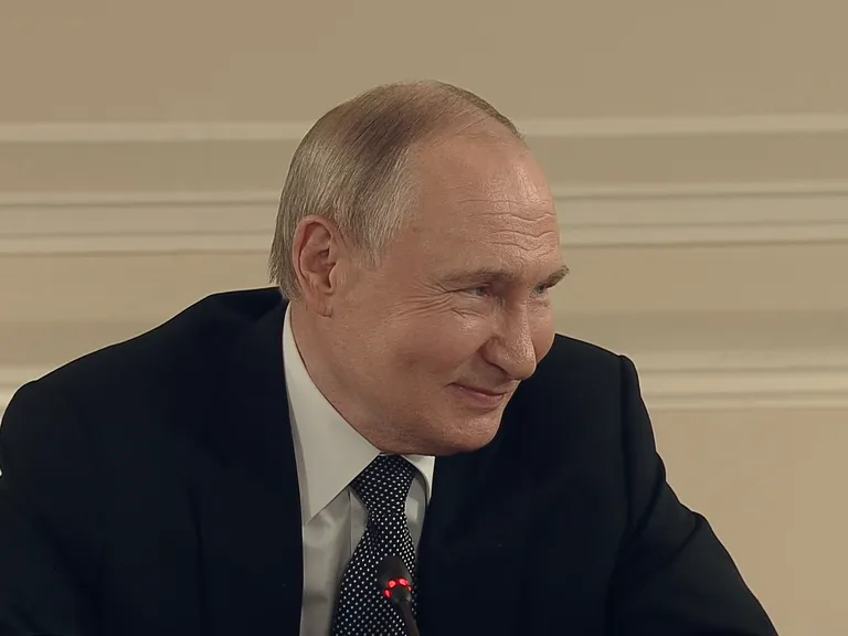 Путин улыбается после цитирования Библии, 19 июня 2025 года, Санкт-Петербург