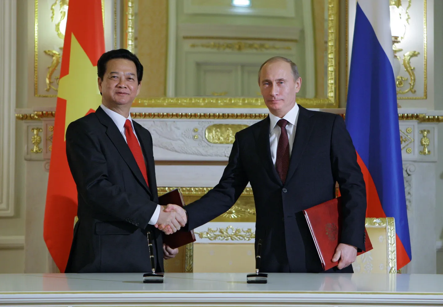 Vene peaminister Vladimir Putin (paremal) eile Moskvas Vietnami ametivenna Nguyen Tan Dungiga.