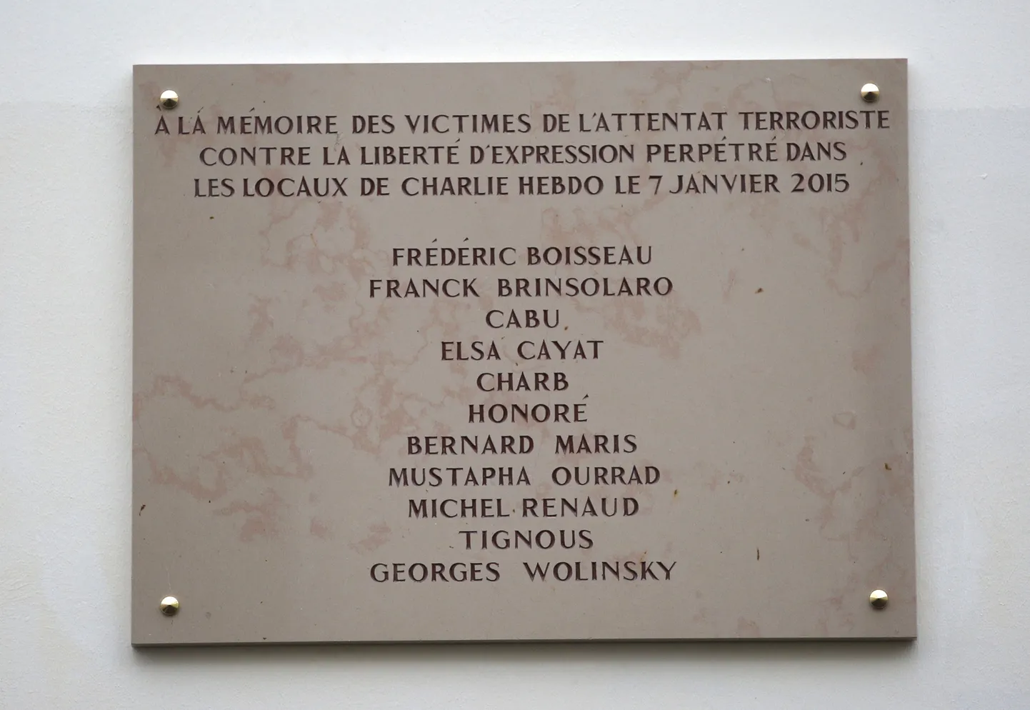 Mälestustahvel, millel on Pariisi 7. jaanuari 2015 rünnakus hukkunute nimed