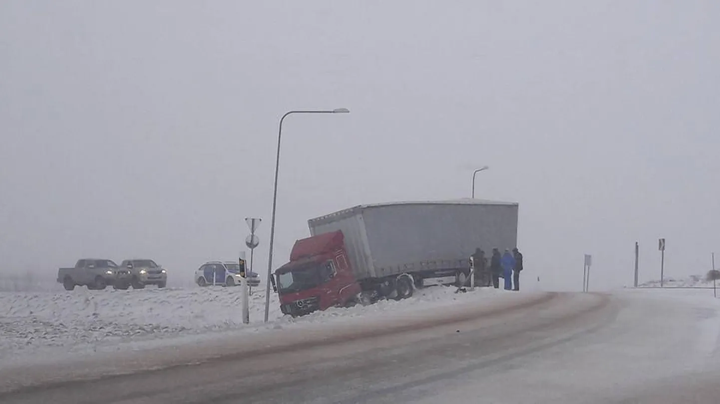 Imaveres juhtus liiklusõnnetus veoautoga. Pilt on illustratiivne.