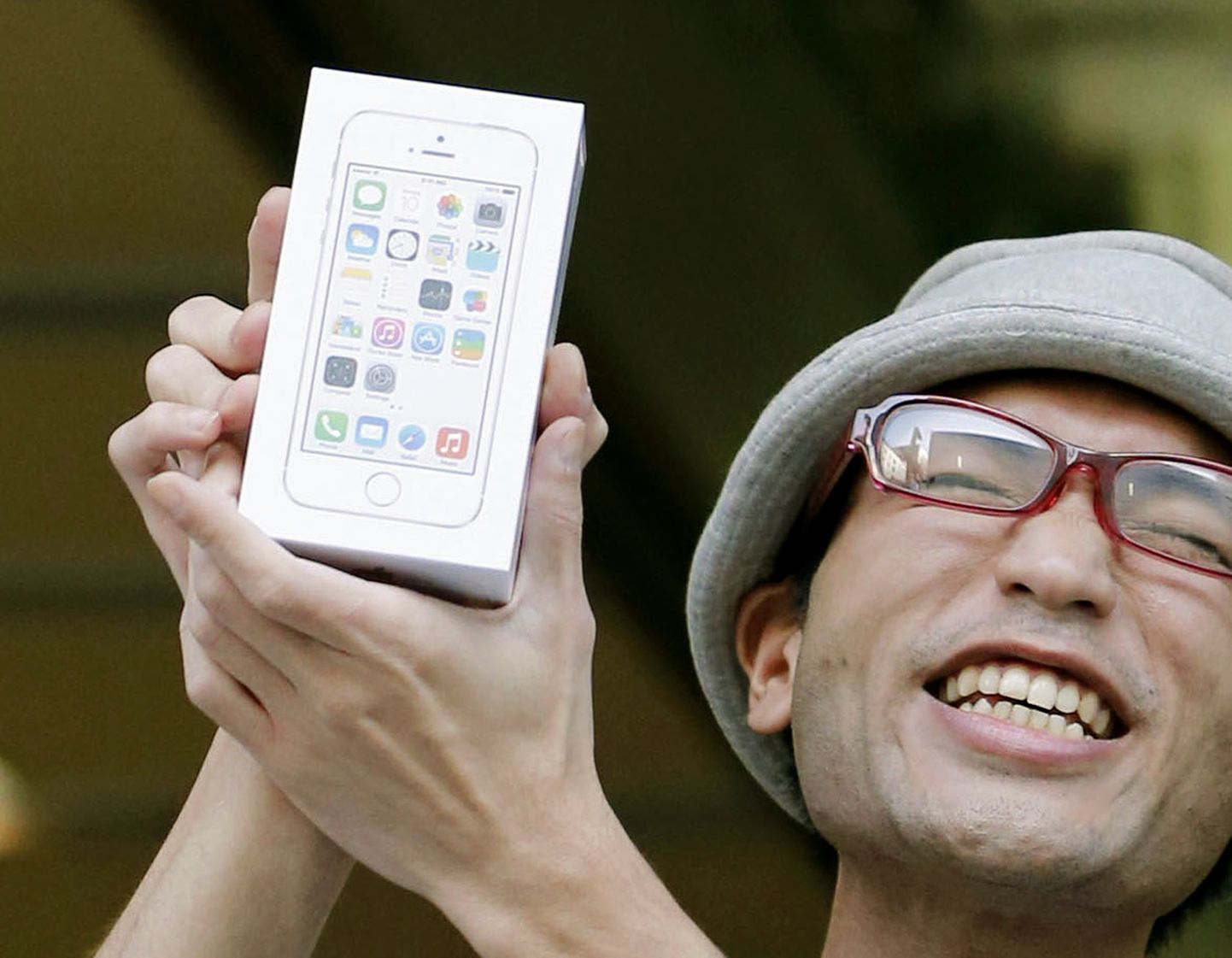 Pildil on õnnelil jaapanlane ja tema iPhone